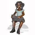 Chica de bronce con estatua de gato